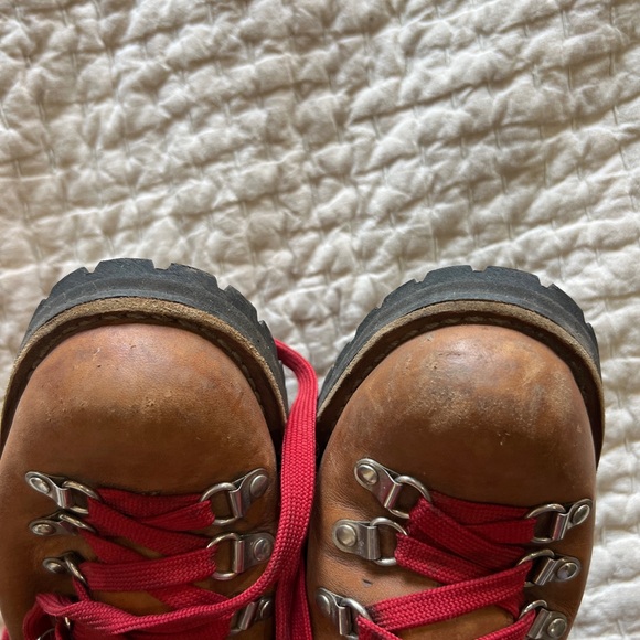 Danner Cascade Tan Leather Hiking Boots with Red Laces - Picture 7 of 8